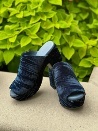 Chocolat Blu Gordie Clog - Navy Velvet